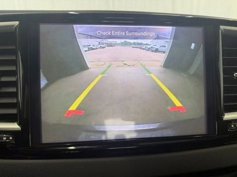 Used 2023 Chrysler Pacifica Touring-L FWD image 19