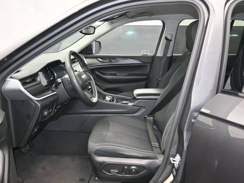 Used 2024 Jeep Grand Cherokee Laredo RWD image 13