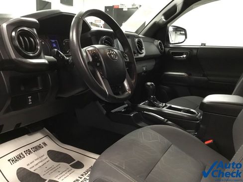Used 2016 Toyota Tacoma TRD Off-Road w/ Premium & Technology Package image 27