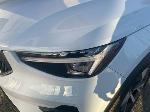 Used 2025 Volvo XC40 B5 Plus image 9