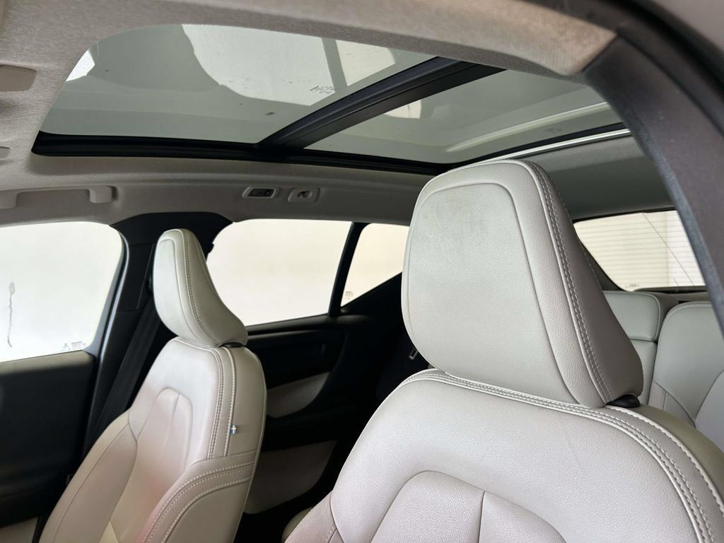Used 2019 Volvo XC40 T5 Momentum AWD/4WD image 14