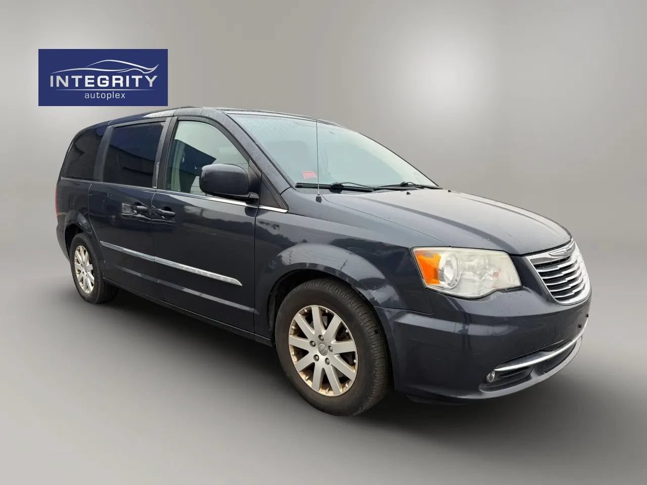 Used 2014 Chrysler Town & Country Touring FWD image 7
