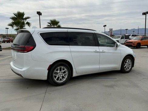 Used 2022 Chrysler Pacifica Touring-L image 4