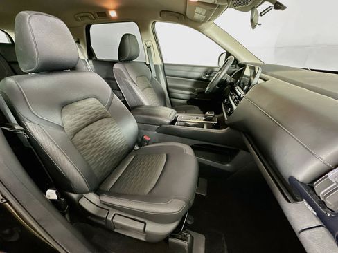 Used 2025 Nissan Pathfinder SV FWD image 32