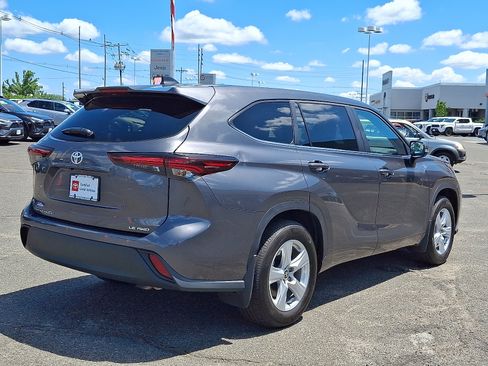 Used 2025 Toyota Highlander LE AWD/4WD image 7
