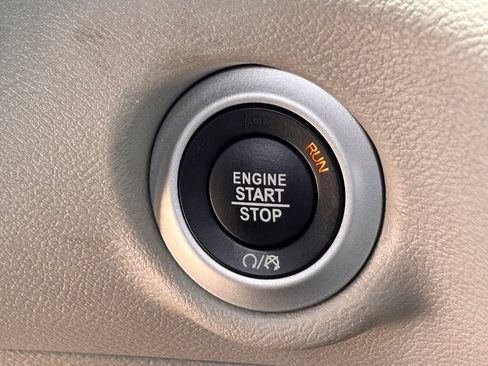Used 2023 Chrysler Pacifica Touring-L FWD image 19