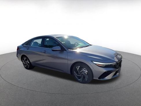 Used 2025 Hyundai Elantra Limited image 2