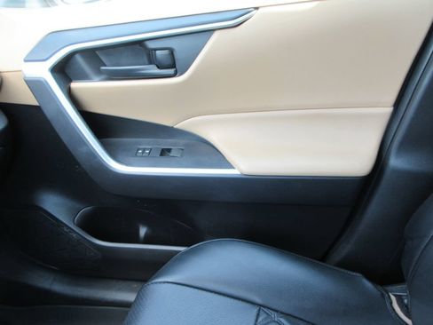Used 2022 Toyota RAV4 LE AWD/4WD image 32