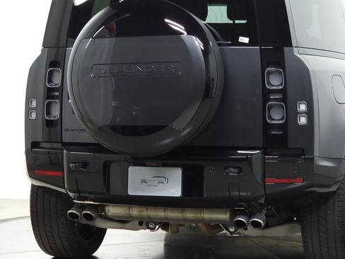 Used 2025 Land Rover Defender 90 V8 AWD/4WD image 7