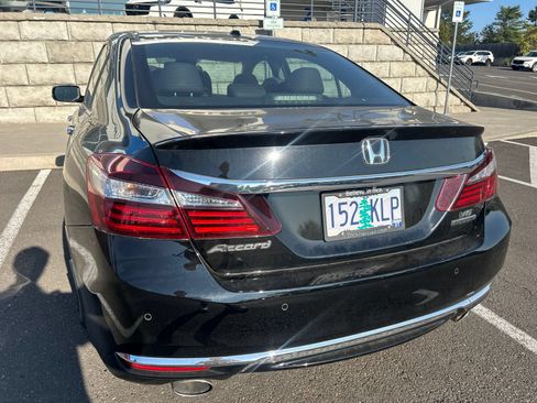 Used 2017 Honda Accord Touring image 3