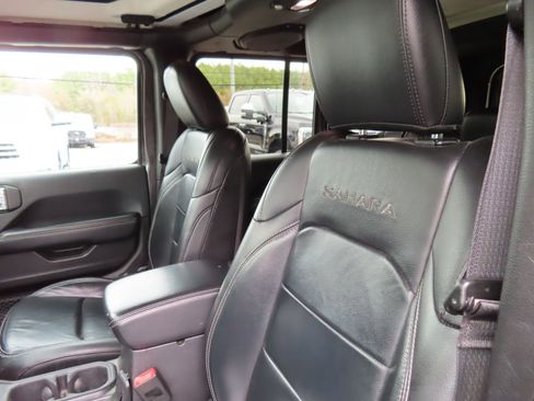 Used 2018 Jeep Wrangler Unlimited Sahara w/ LED Lighting Group image 27
