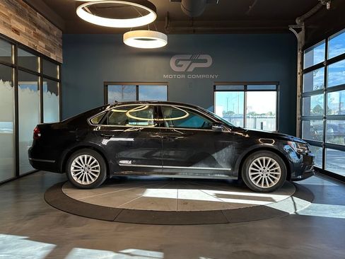 Used 2017 Volkswagen Passat 1.8T SE FWD image 2