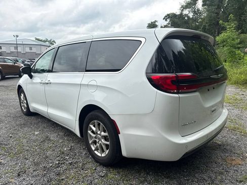 Used 2023 Chrysler Pacifica Touring-L FWD image 3