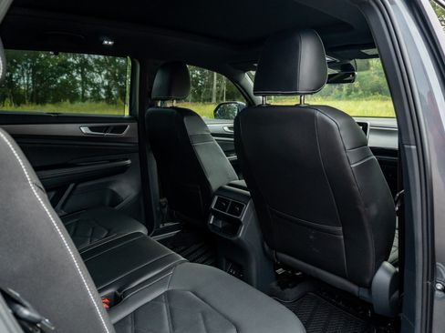 Used 2024 Volkswagen Atlas Cross Sport SE w/ Panoramic Sunroof Package FWD image 16