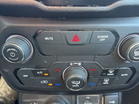 Used 2019 Jeep Renegade Latitude image 12