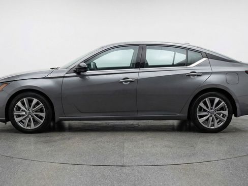 Used 2025 Nissan Altima 2.5 SV image 5