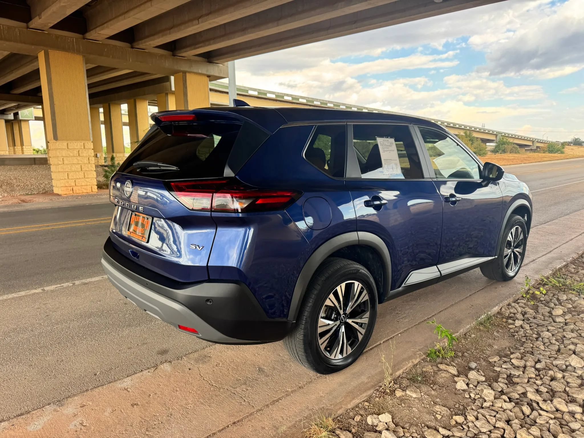 Used 2023 Nissan Rogue SV FWD image 3
