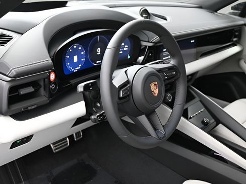Certified 2025 Porsche Macan 4S Electric AWD/4WD image 5