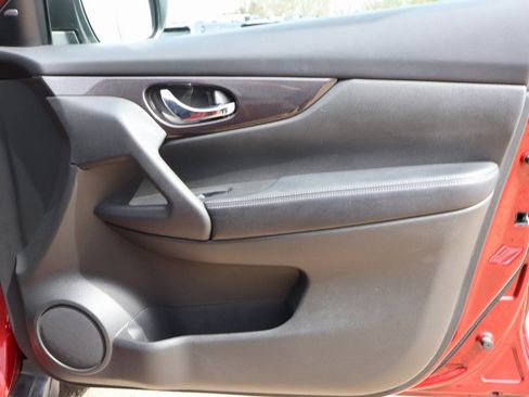 Used 2018 Nissan Rogue SV image 9