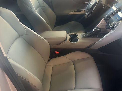 Used 2022 Toyota Venza XLE image 7