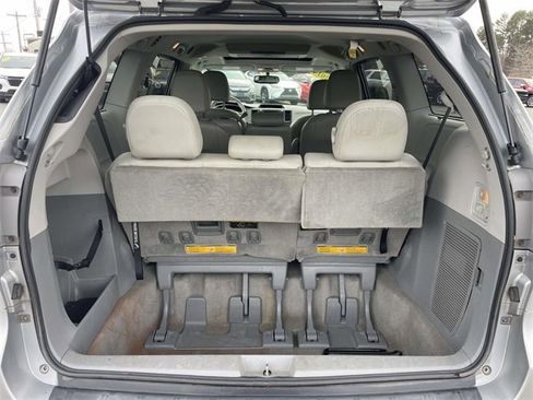 Used 2014 Toyota Sienna XLE image 23