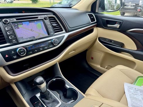 Used 2015 Toyota Highlander Limited w/ Driver Technology Package image 38