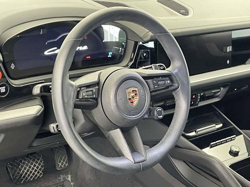 Used 2024 Porsche Cayenne image 4