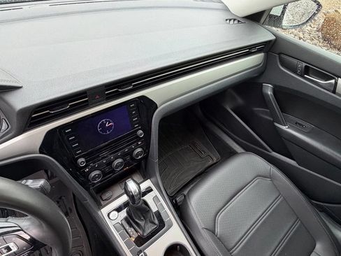 Used 2021 Volkswagen Passat 2.0T SE FWD image 19