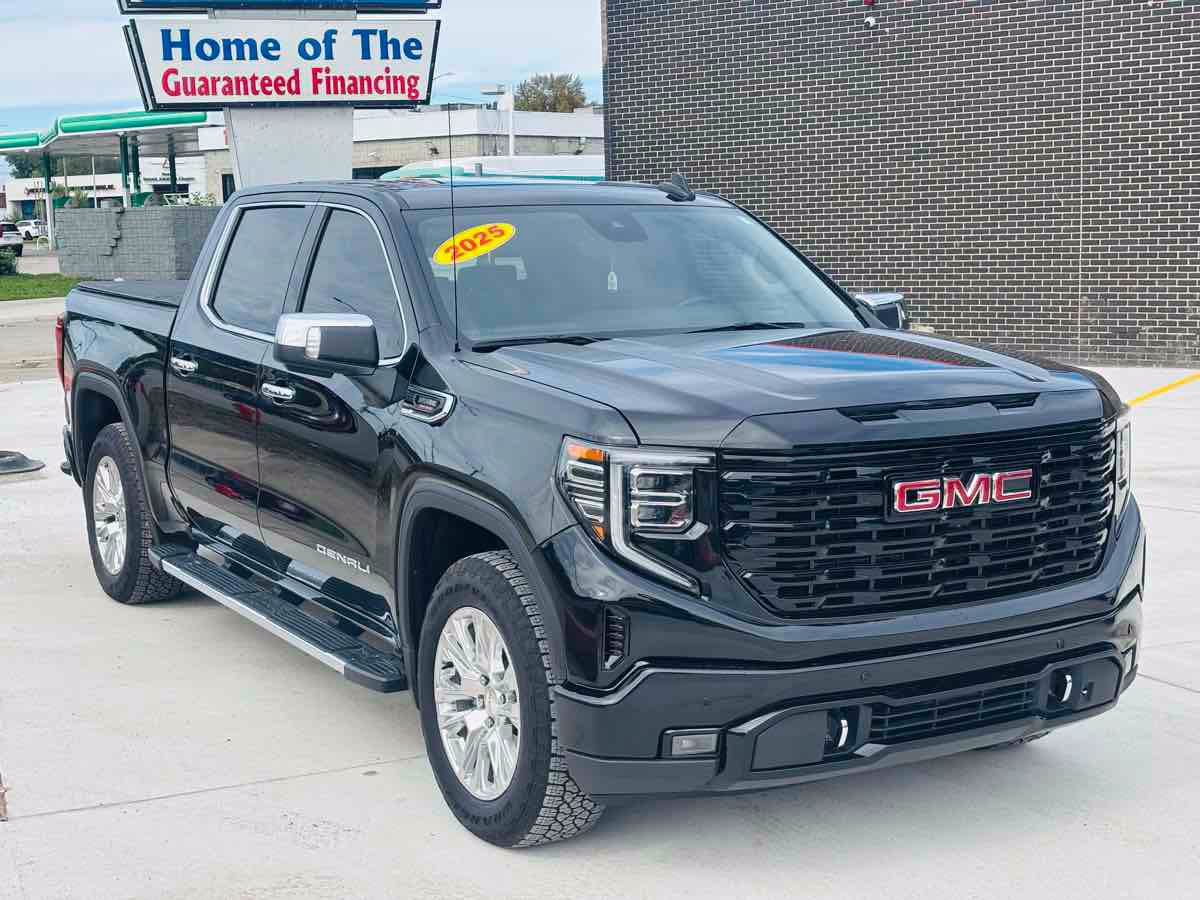 Used 2025 GMC Sierra 1500 Denali w/ Technology Package AWD/4WD image 2