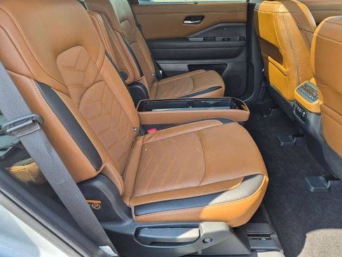 Certified 2025 Nissan Pathfinder Platinum FWD image 28