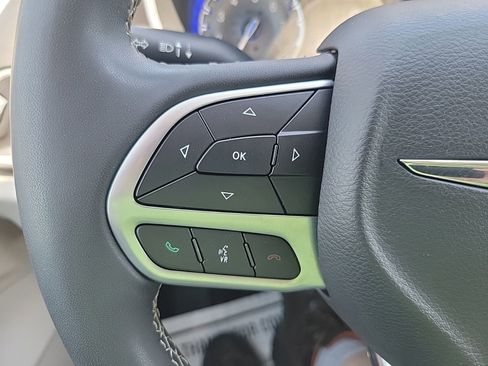 Used 2022 Chrysler Voyager LX FWD image 18