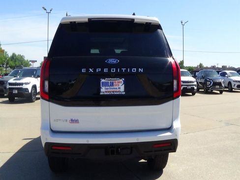 Used 2025 Ford Expedition Active AWD/4WD image 7