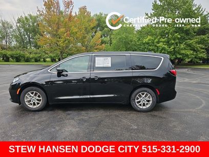Used 2025 Chrysler Pacifica Select