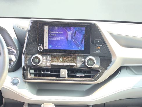 Used 2023 Toyota Highlander LE AWD/4WD image 14