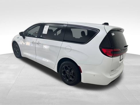 Used 2024 Chrysler Pacifica Limited FWD image 3