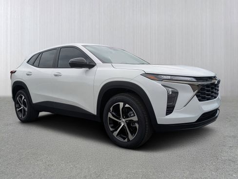 New 2026 Chevrolet Trax RS w/ Sunroof Package FWD image 1