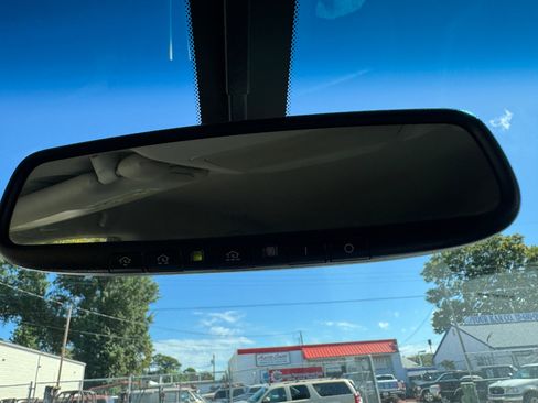 Used 2018 Nissan Pathfinder SV image 19