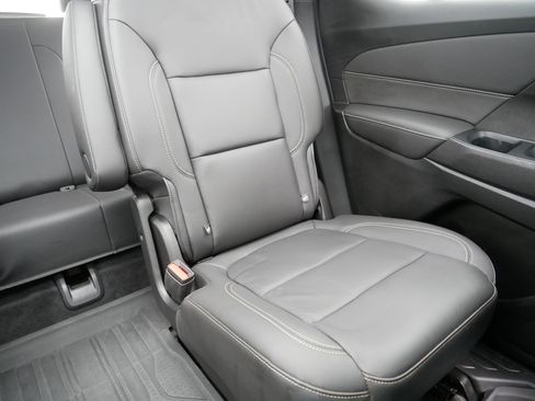 Used 2023 Chevrolet Traverse LT w/ LT Premium Package AWD/4WD image 14