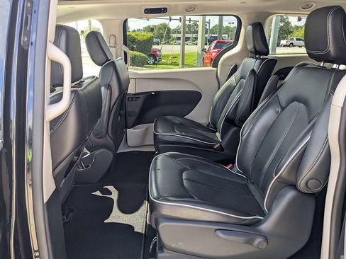 Used 2023 Chrysler Pacifica Limited FWD image 14