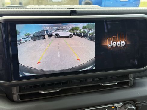 Used 2025 Jeep Wrangler Unlimited Rubicon image 13