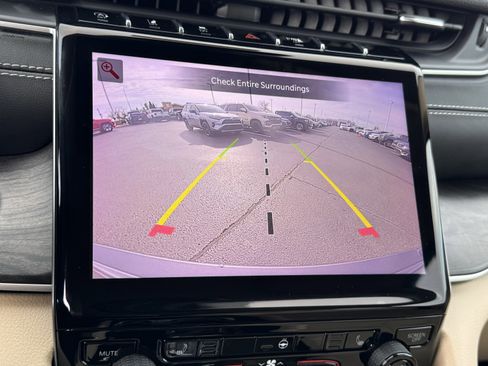 Used 2022 Jeep Grand Cherokee Limited image 9