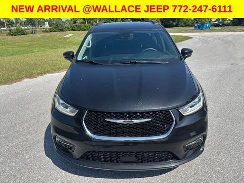 Certified 2022 Chrysler Pacifica Touring-L w/ Uconnect Theater Family Group AWD/4WD image 2