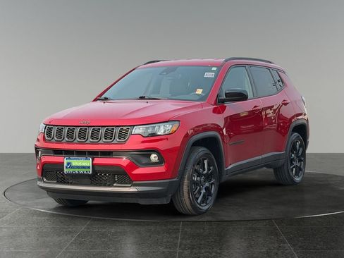 Used 2025 Jeep Compass Latitude w/ Altitude Special Edition AWD/4WD image 3