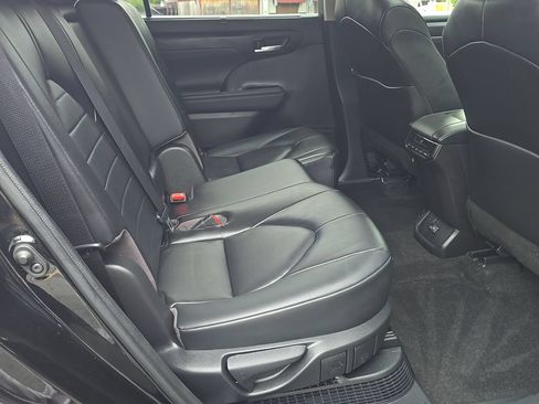 Used 2023 Toyota Highlander XLE AWD/4WD image 13