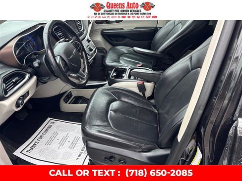 Used 2019 Chrysler Pacifica Touring-L image 10