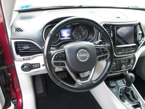 Used 2019 Jeep Cherokee Limited image 12