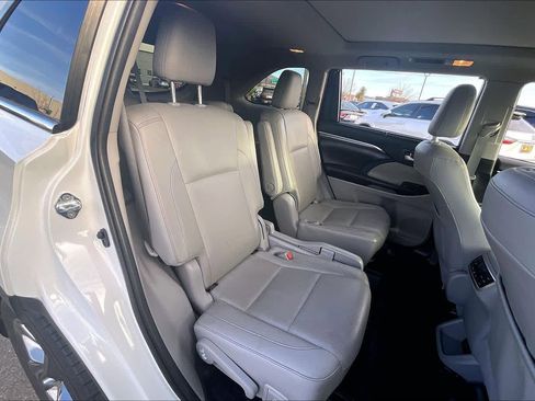 Used 2019 Toyota Highlander Limited Platinum image 18