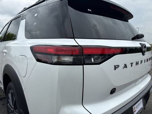 New 2026 Nissan Pathfinder Platinum AWD/4WD image 32