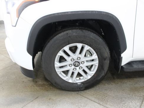 Used 2025 Toyota Sequoia SR5 AWD/4WD image 39