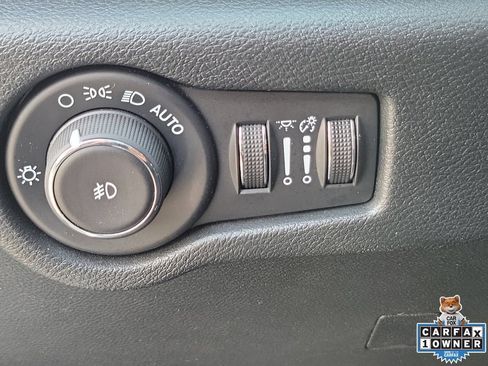 Used 2024 Chrysler Pacifica Touring FWD image 17